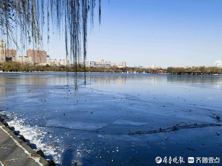 难得一遇的冬季美景,济南大明湖结冰了